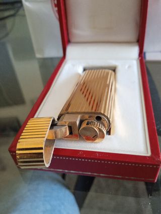 Encendedor Le Must de Cartier chapado en oro