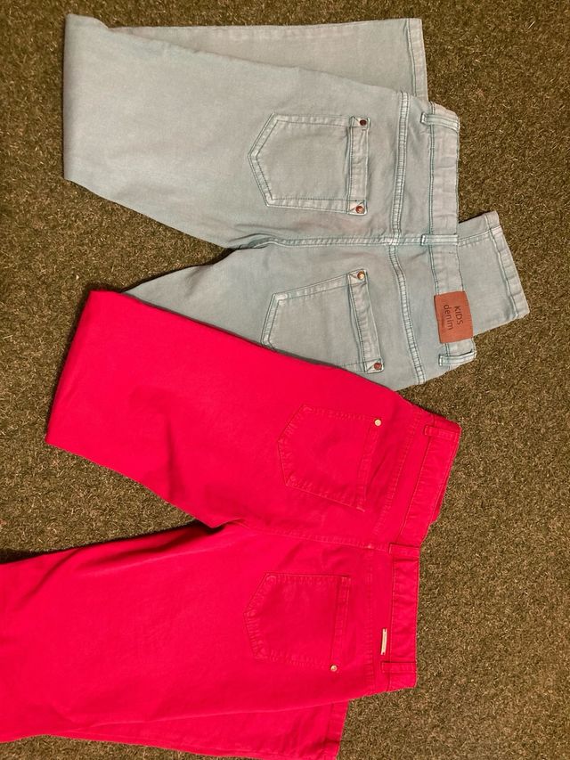 Dos (2) pantalones tejanos marca Kids Unisex