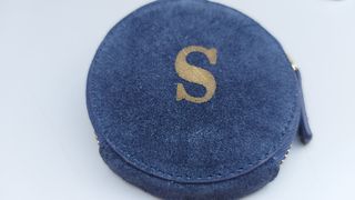 Monedero serraje azul  con letra S