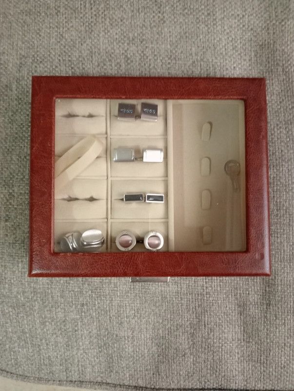 Joyero de piel con tapa de cristal