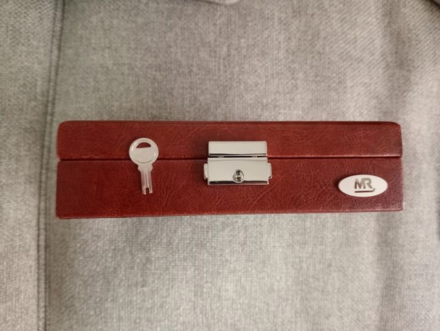 Joyero de piel con tapa de cristal