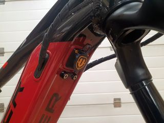 Tapa cargador Mondraker Naranja Tornillos de Color