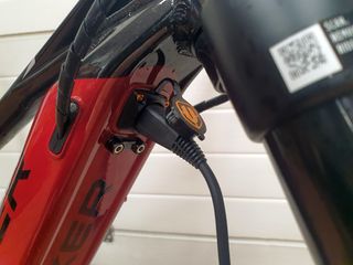 Tapa cargador Mondraker Naranja Tornillos de Color