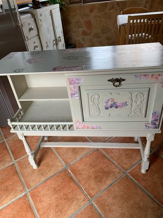 Mueble antiguo decorado