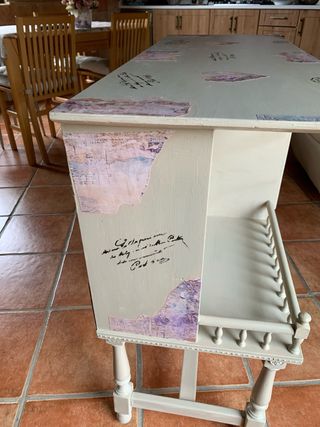 Mueble antiguo decorado