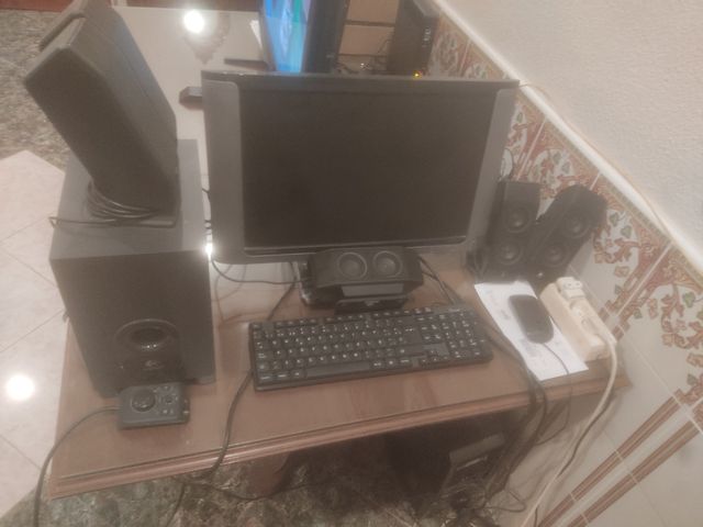 Ordenador con 5x1 altavoces 