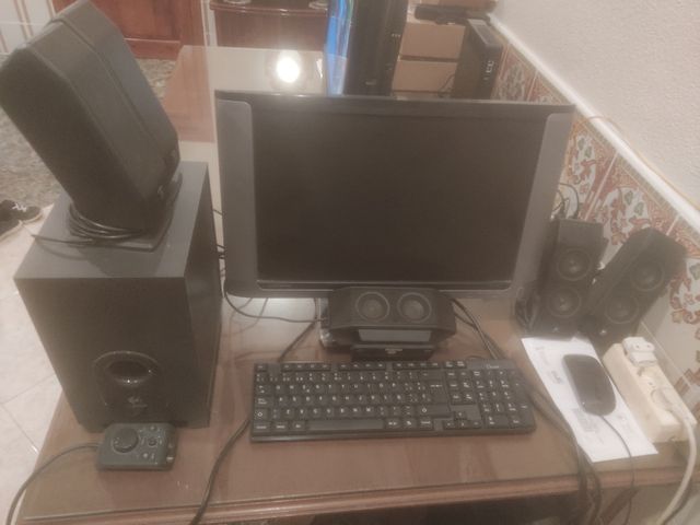 Ordenador con 5x1 altavoces 