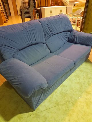 .Sofá tres plazas tela azul