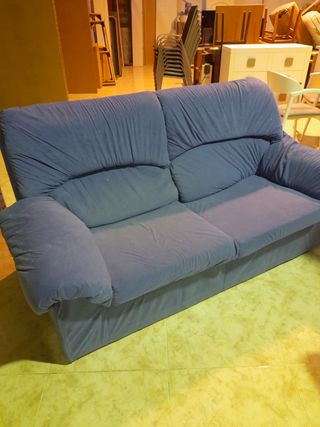 .Sofá tres plazas tela azul