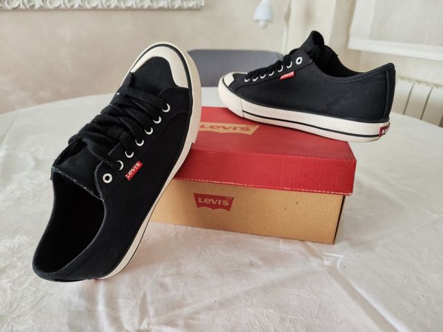 Zapatilla tela Levis mujer