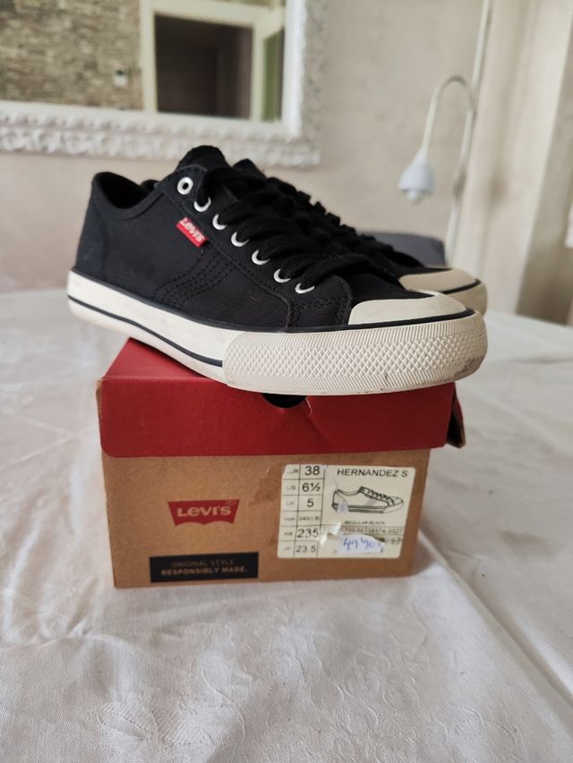 Zapatilla tela Levis mujer