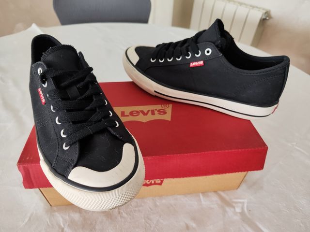 Zapatilla tela Levis mujer