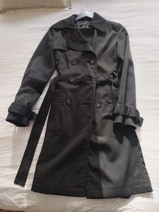 Gabardina negra entallada Zara