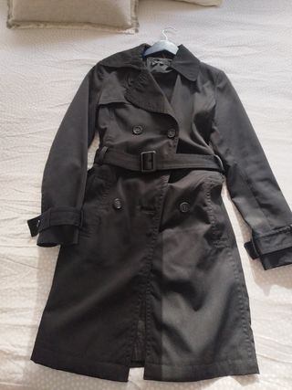 Gabardina negra entallada Zara