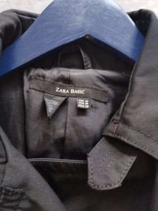 Gabardina negra entallada Zara