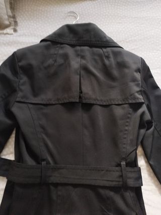 Gabardina negra entallada Zara
