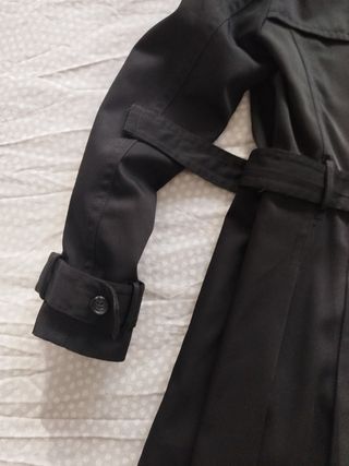 Gabardina negra entallada Zara