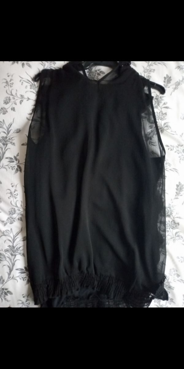 Blusa negra sin mangas