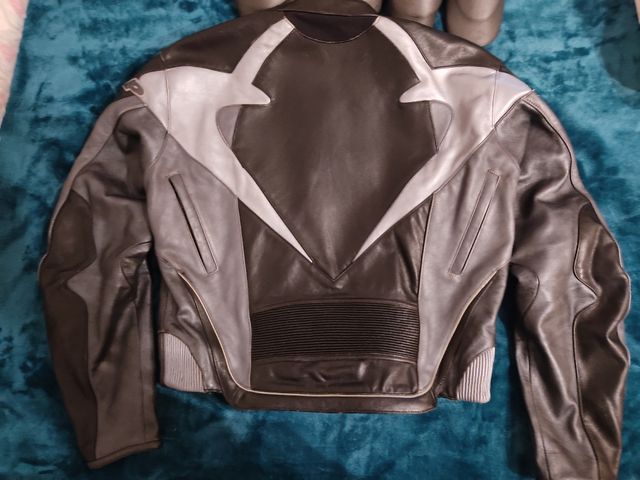 cazadora de moto de piel