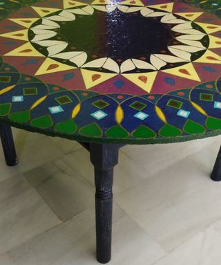 Mesa baja redonda con diseño tipo mandala