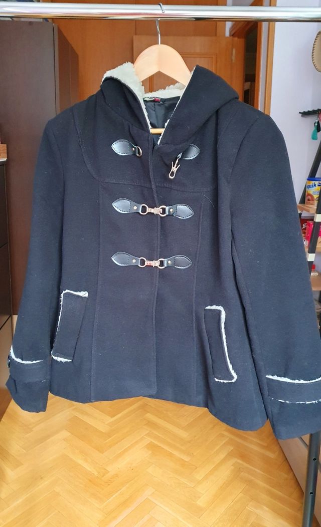 Abrigo de paño con capucha