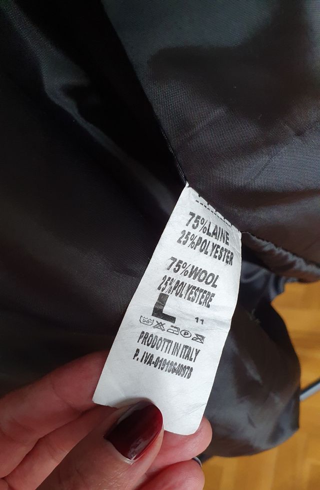 Abrigo de paño con capucha