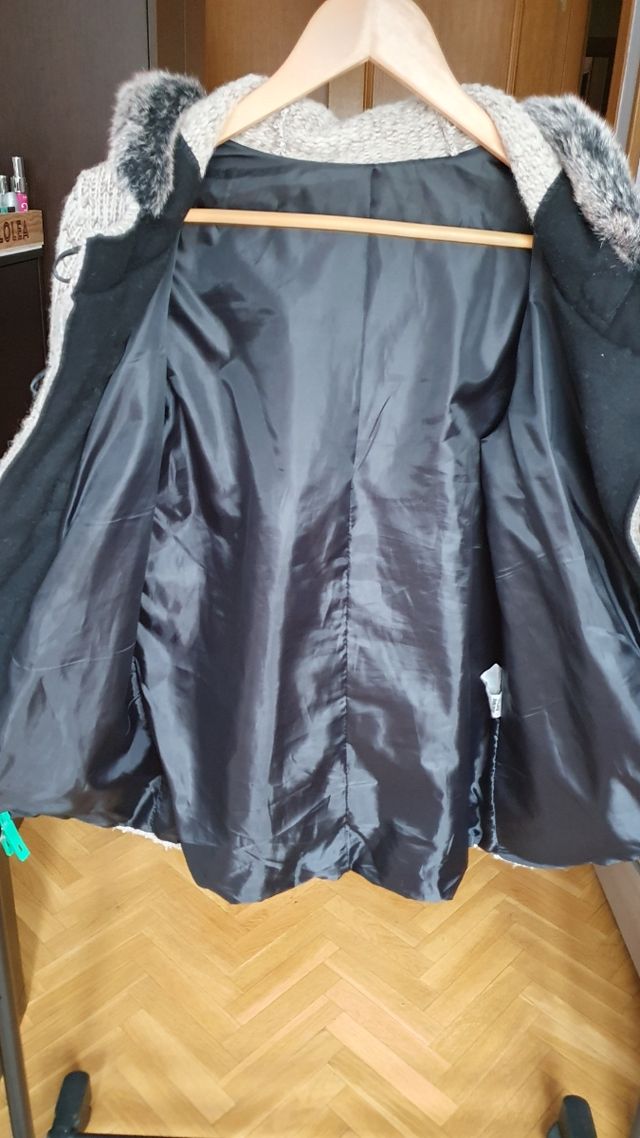 Abrigo de paño con capucha