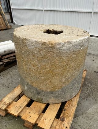 Piedra circular de molino en color crema