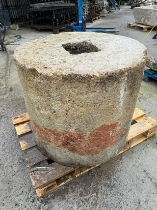 Piedra circular de molino en color crema