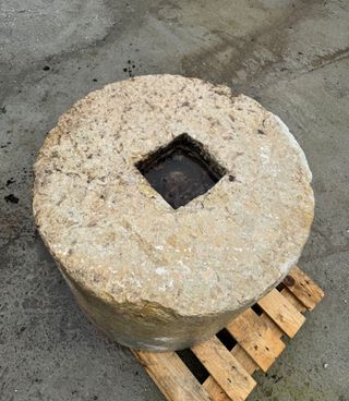 Piedra circular de molino en color crema