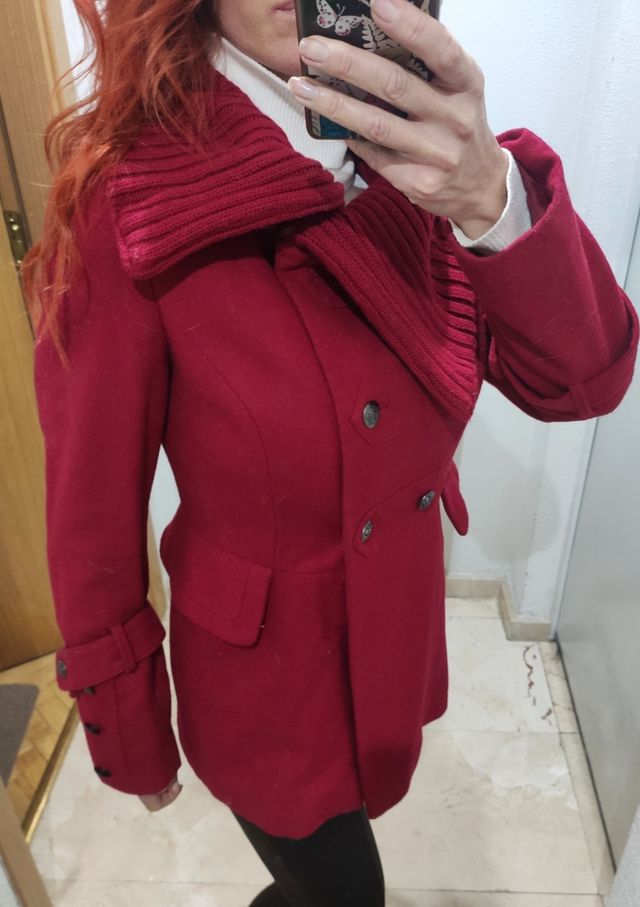 Abrigo de paño rojo burdeos