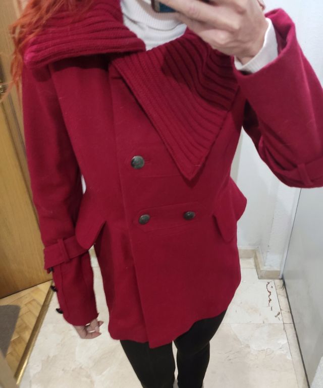 Abrigo de paño rojo burdeos