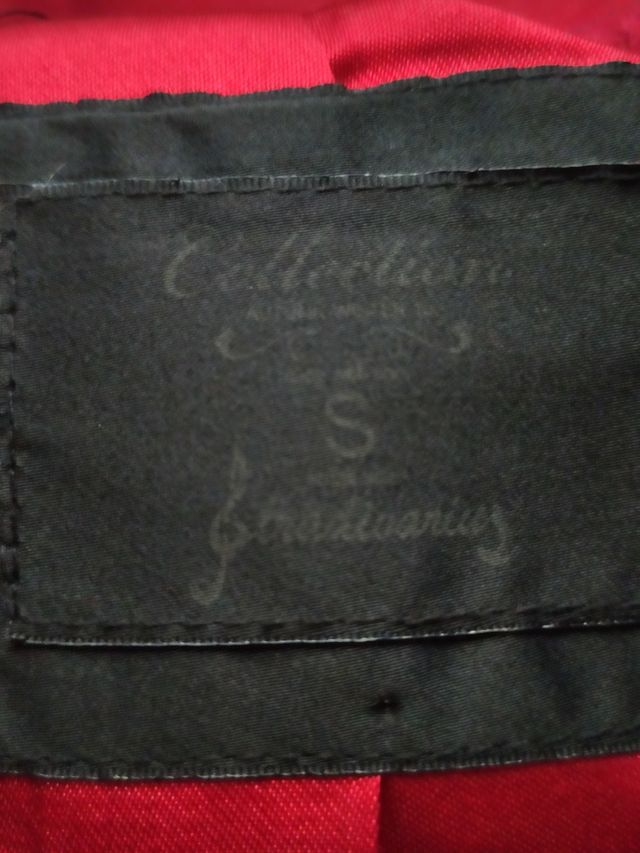 Abrigo de paño rojo burdeos