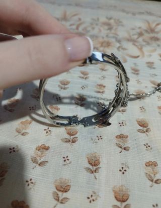 Pulsera con anillo unido de delfines.