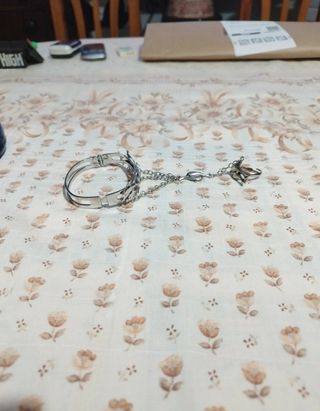Pulsera con anillo unido de delfines.
