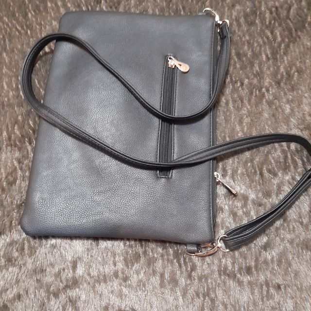 Bolso de piel en buen estado.