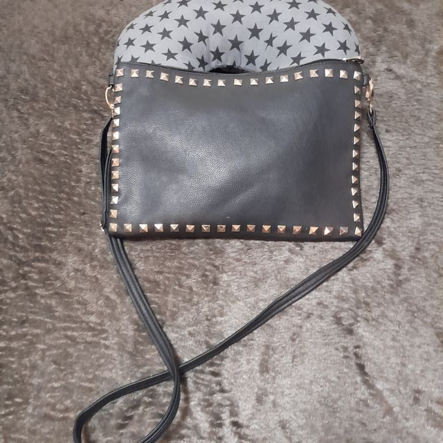 Bolso de piel en buen estado.