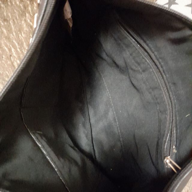 Bolso de piel en buen estado.