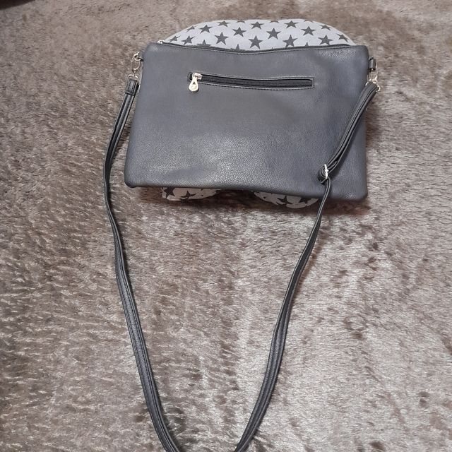 Bolso de piel en buen estado.