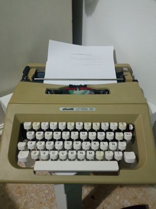 Antigua Maquina de escribir Oliveti letera 25