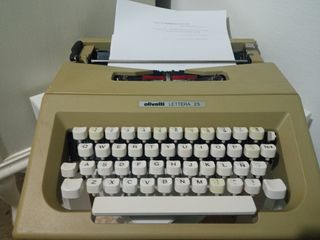 Antigua Maquina de escribir Oliveti letera 25