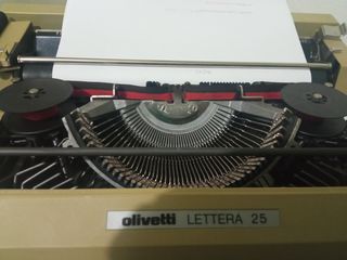 Antigua Maquina de escribir Oliveti letera 25