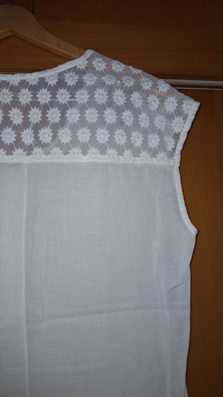 Blusa blanca de Amichi