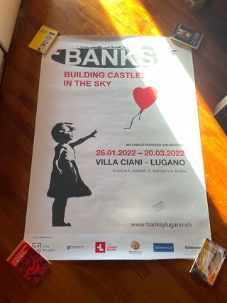 Manifesto pubblicitario mostra Banksy