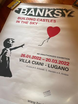 Manifesto pubblicitario mostra Banksy