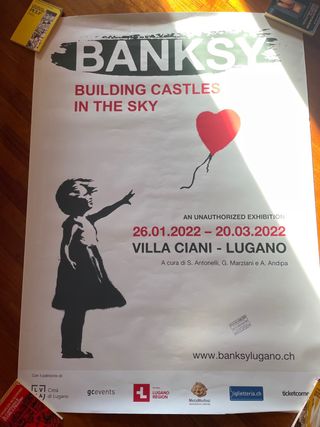 Manifesto pubblicitario mostra Banksy