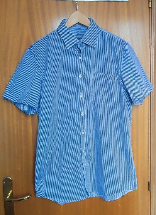Camisa con estampado de rayas blancas y azules