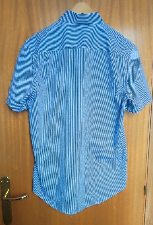 Camisa con estampado de rayas blancas y azules