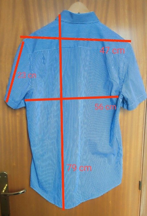 Camisa con estampado de rayas blancas y azules