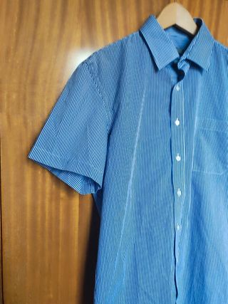 Camisa con estampado de rayas blancas y azules 